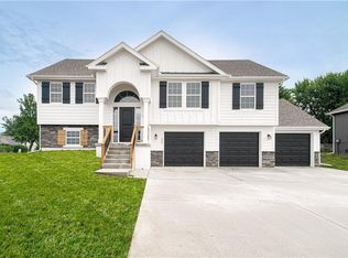 10135 N Poplar Ave, Kansas City, MO 64156