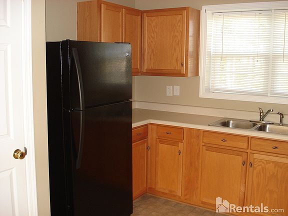 3rd image of 327 Glenlea Ln