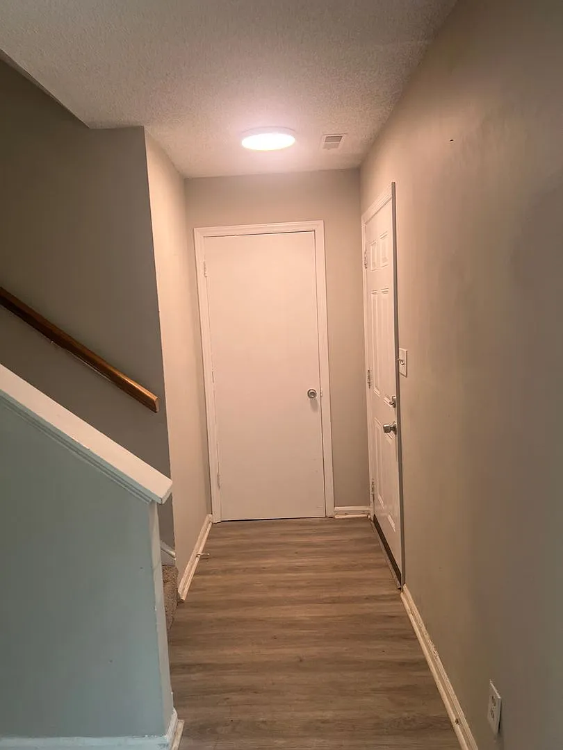 Spacious 3 Bedroom Townhome — Photo 2