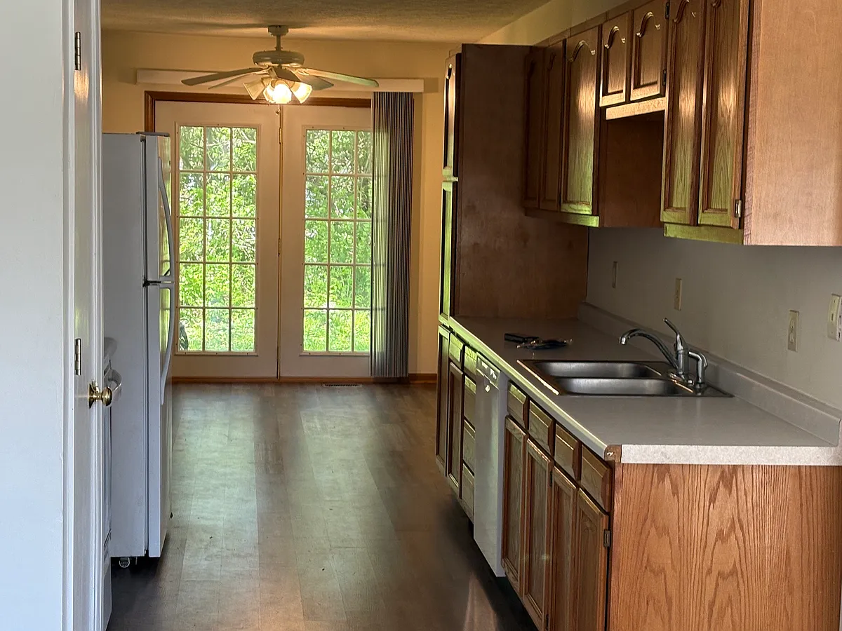Galley Kitchen with 11x8 dining area. Brandnew dishwasher. - 3534 Thornhill Cir W