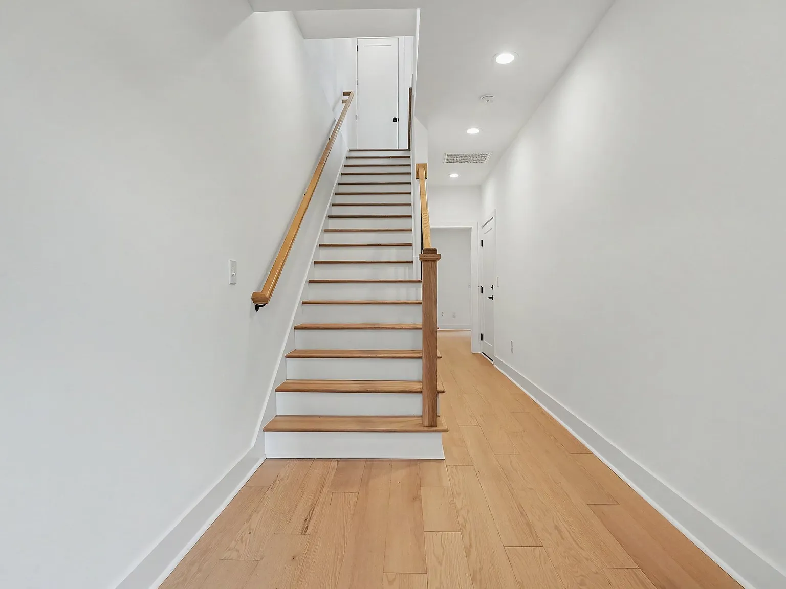 3 bed, 3.5 bath, 2267 sqft, $3,500 — Photo 2