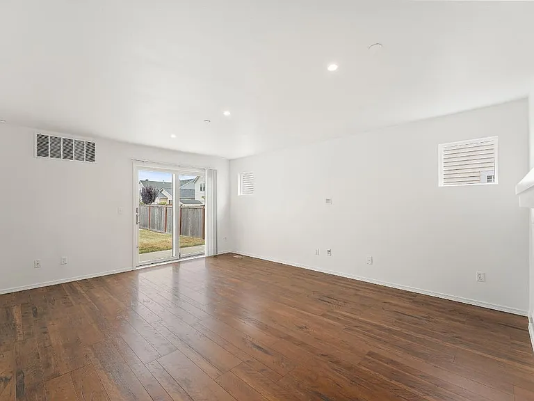 2429 Tolmie Ave — Photo 21