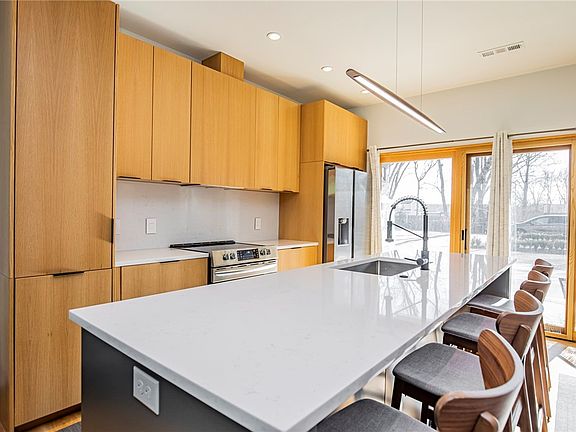 4th image of 230 SE 7th St