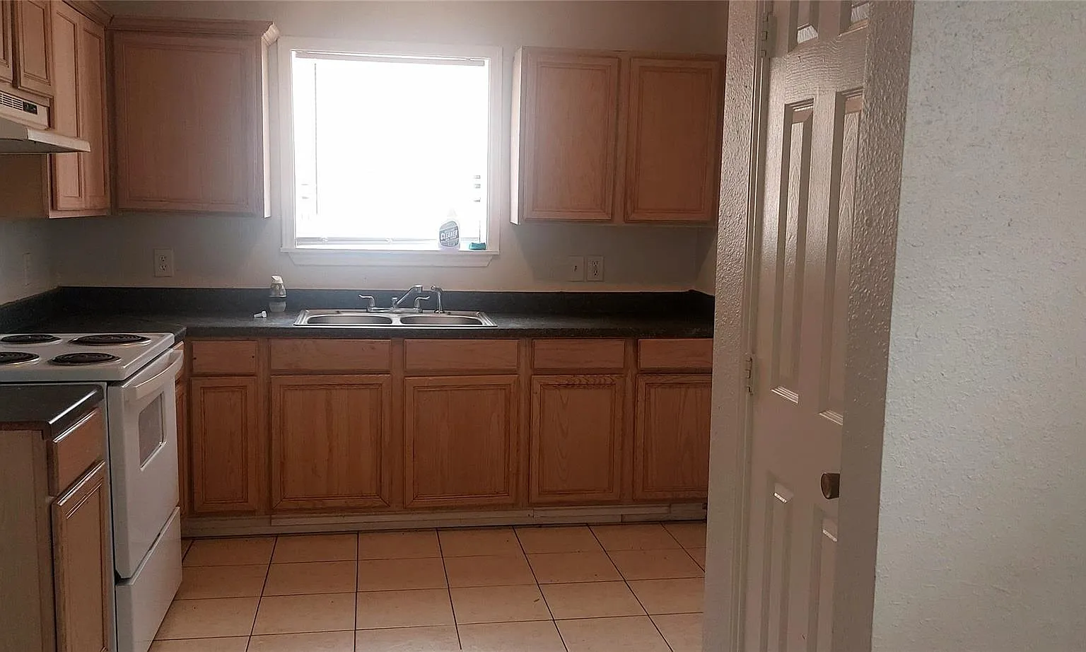 2 bed, 1.0 bath, 690 sqft, $1,000 — Photo 2