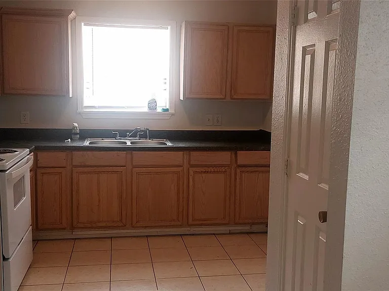 2908 Wipprecht St — Photo 2