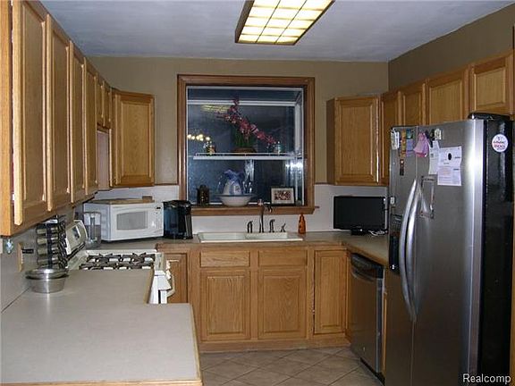 4th image of 28824 Cambridge St