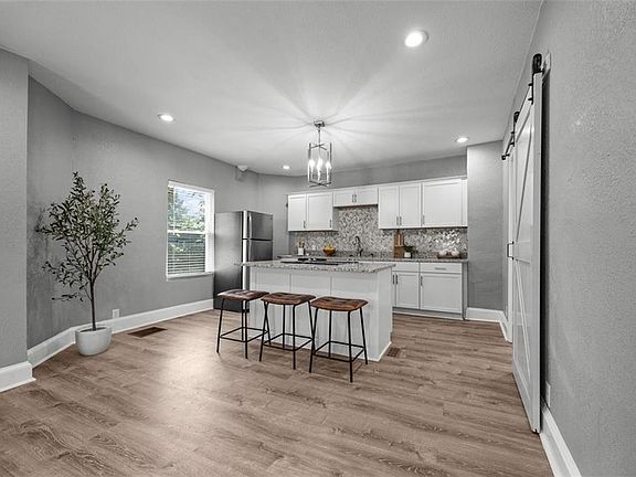 5th image of 3332 Flora Ave