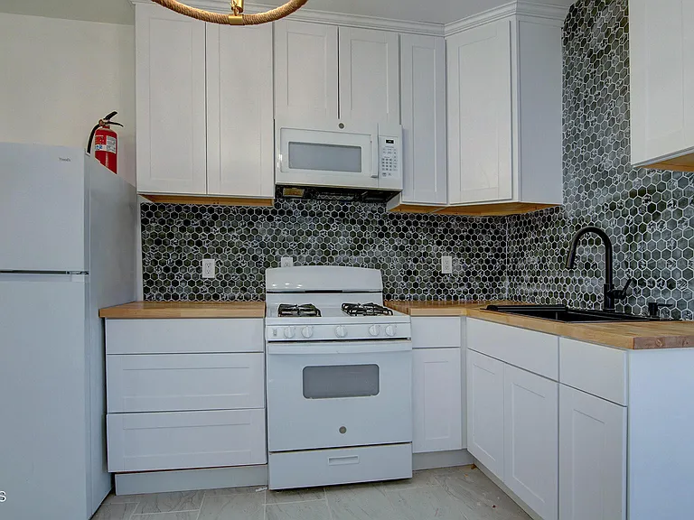 19 Bayview Ave #A — Photo 14