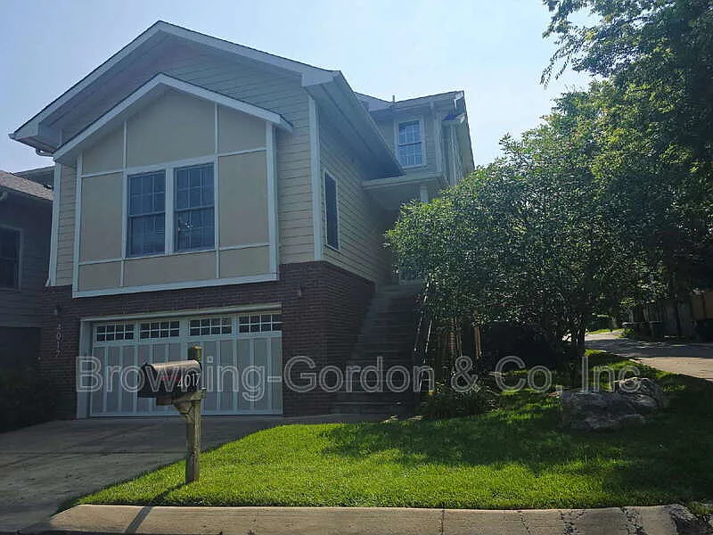3 bed, 2.5 bath, 2024 sqft, $3,200 — Photo 3