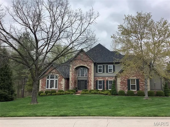 211 Oak Hollow Ln, Saint Albans, MO 63073