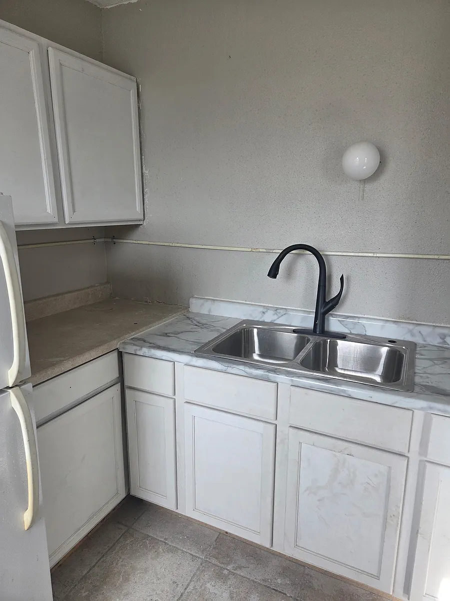 Photo 1 of 7 - 843 N 24th St #203 - Milwaukee, WI Primary Photo - 843 N 24th St #203