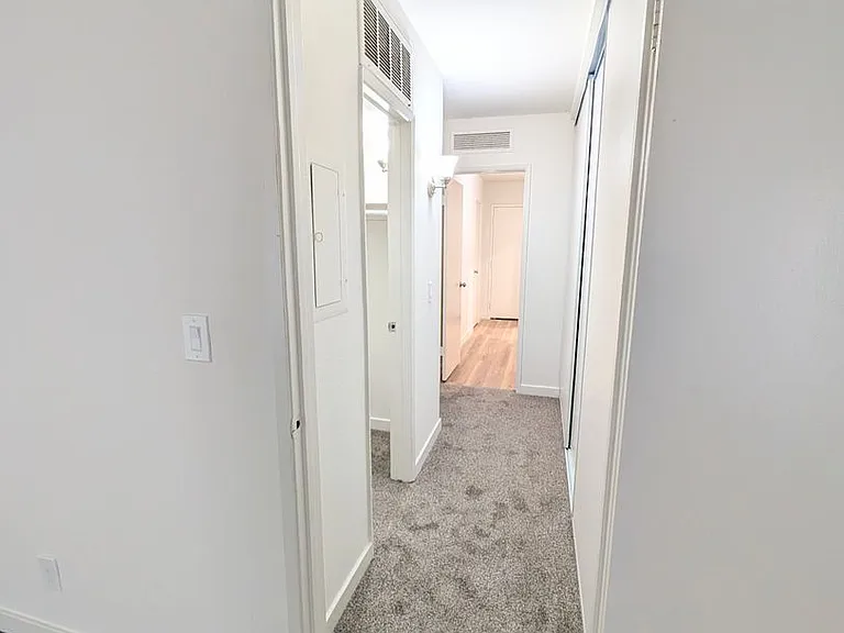 Chateau Lamont Apartments — Photo 16