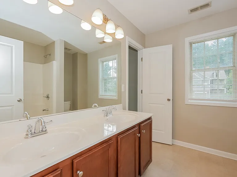 102 Worthing Ln — Photo 16