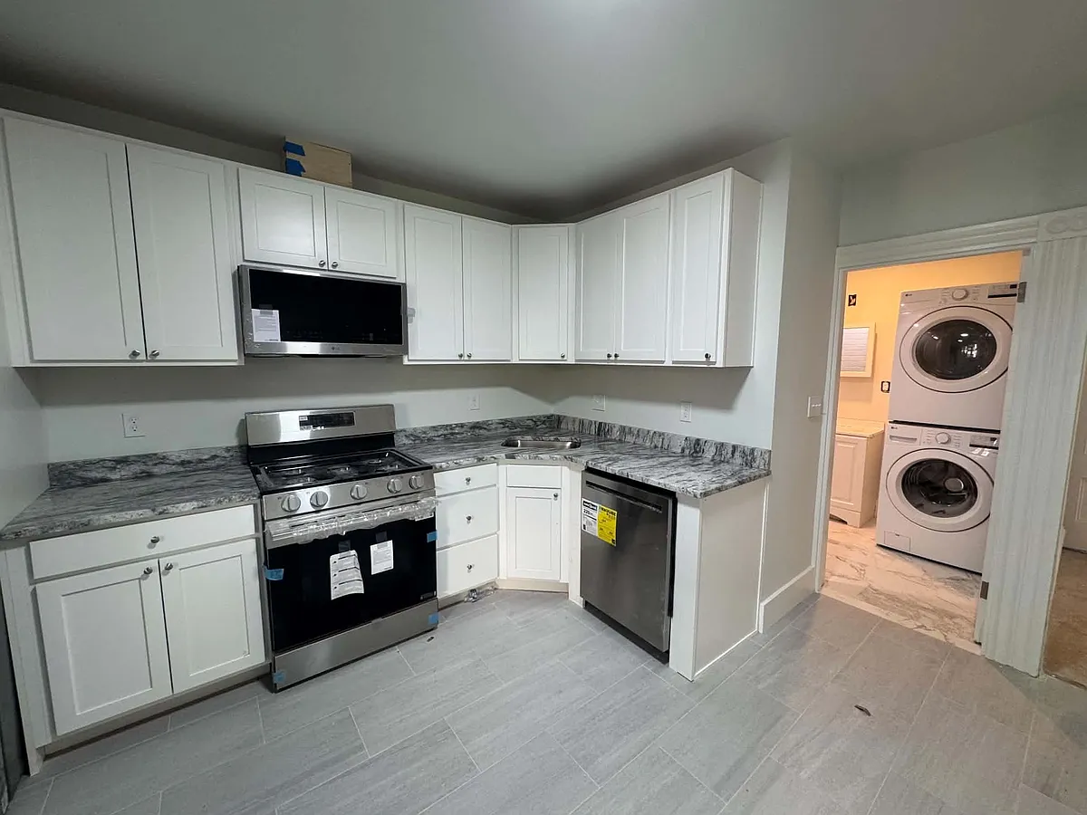 Photo 1 of 14 - 450 E 6th St #3 - South Boston, MA Primary Photo - 450 E 6th St #3