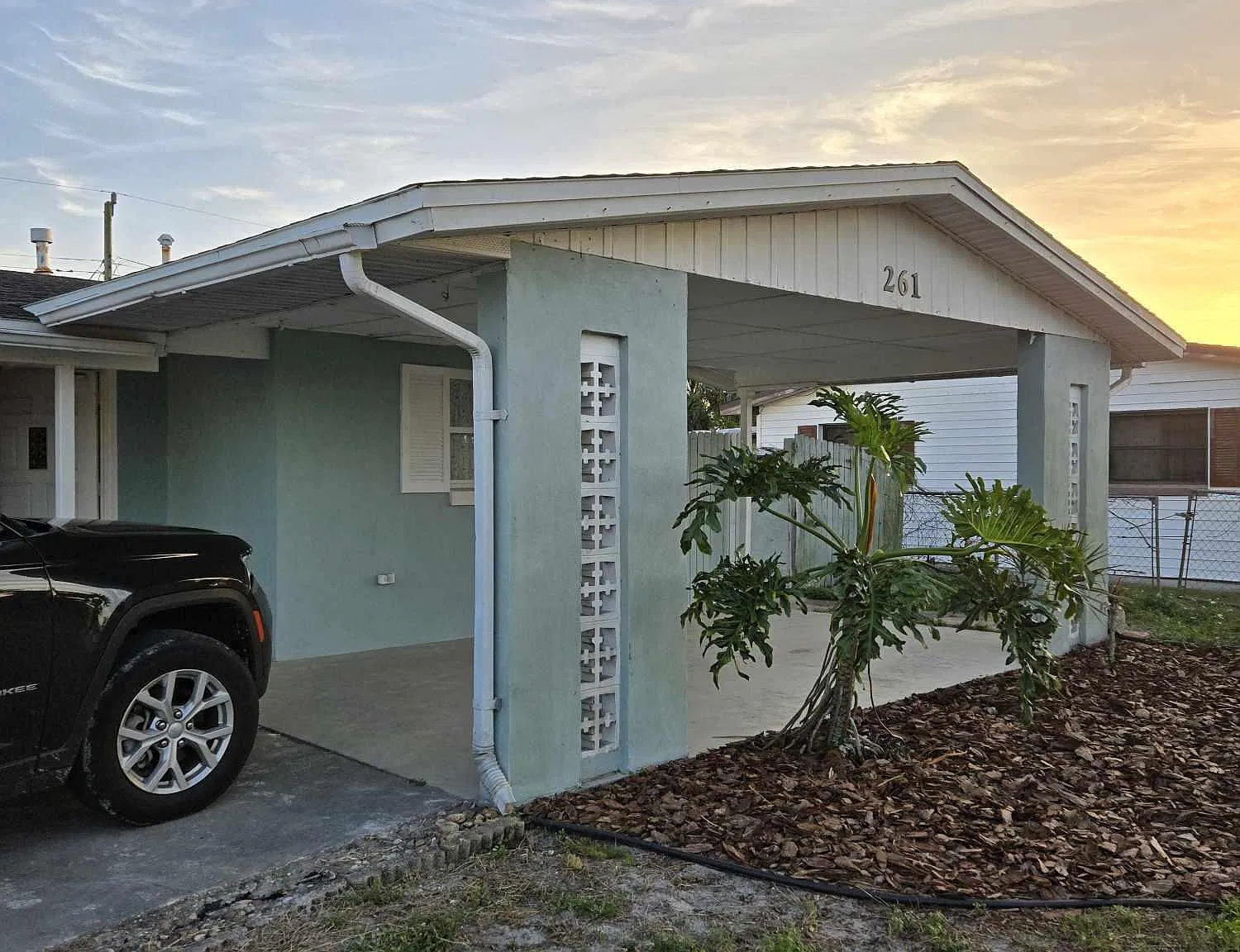 4 bed, 2.0 bath, 1300 sqft, $2,200 — Photo 2