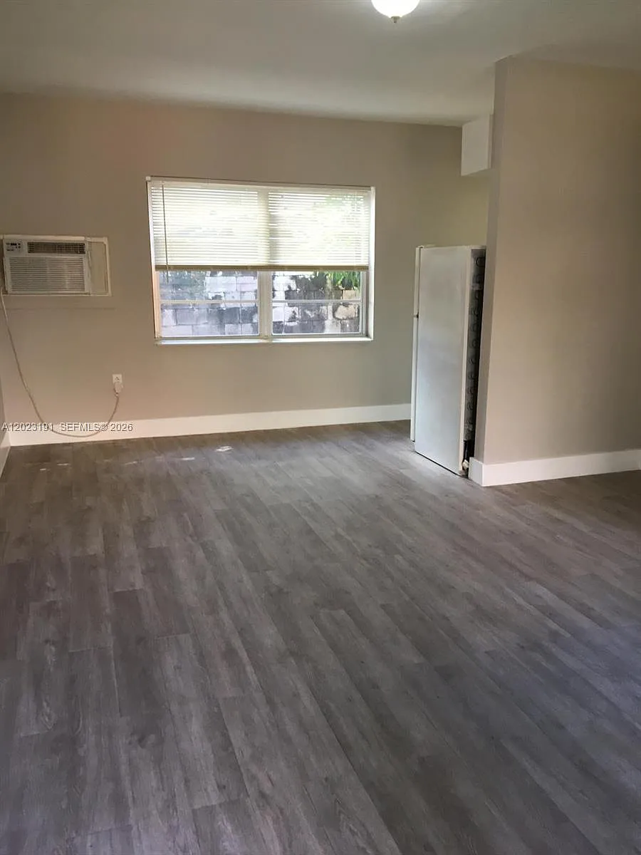 Building Photo - 520 SW 4th St #5