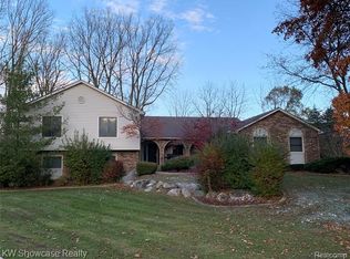 1728 Hiview Ct, Bloomfield Hills, MI 48302