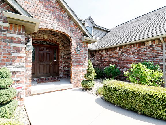 5th image of 2901 W Windpointe Dr