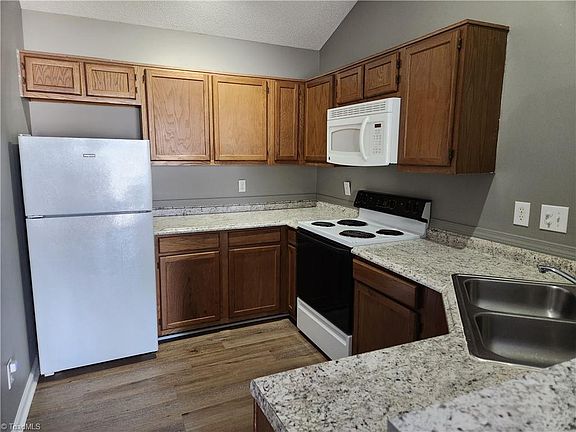 4th image of 4102 King Edward Ct