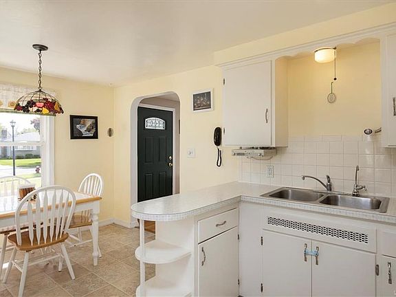 4th image of 46 Mayfield Ave