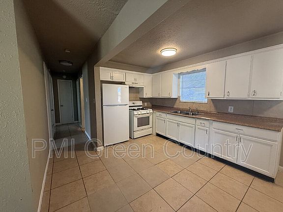 3rd image of 6320 N Elwood Ave