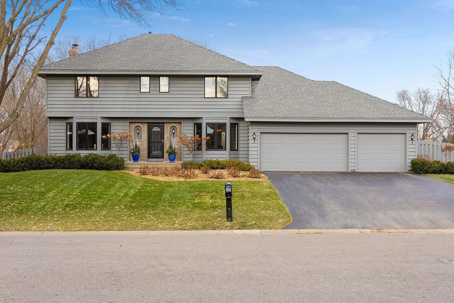4 bed, 4600 sqft, $4,995 — Photo 1