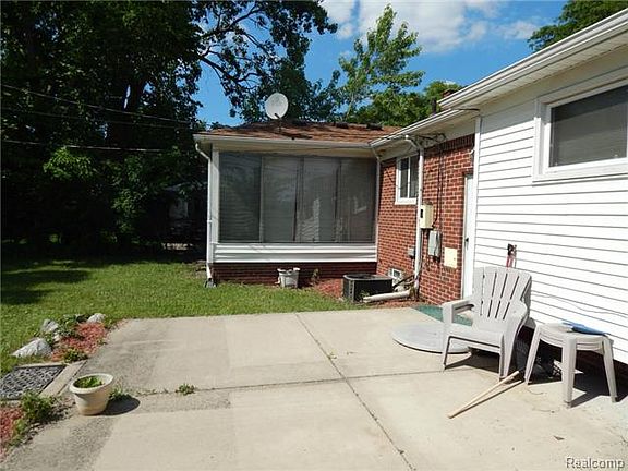 5th image of 23085 Sussex St