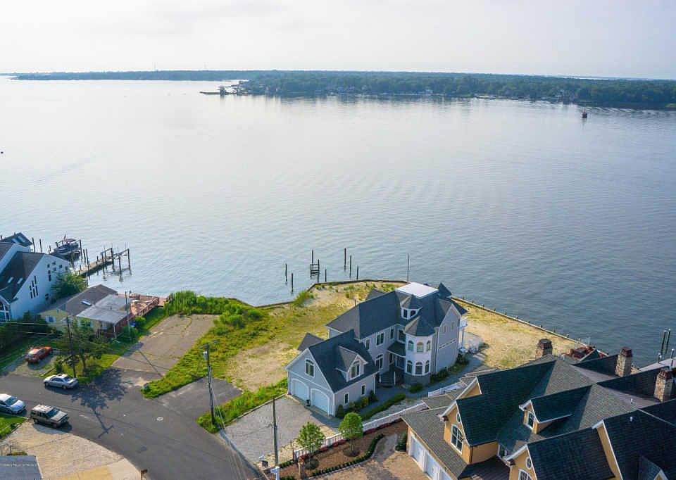 1st image of 42 Island Dr