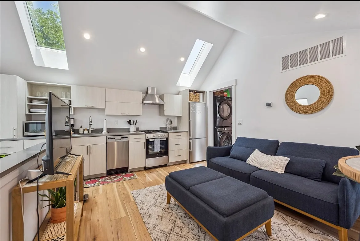 3314 1/2 N Franklin St — Photo 1