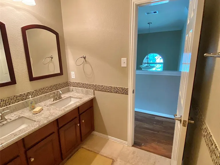 110 N Hawkhurst Cir — Photo 11