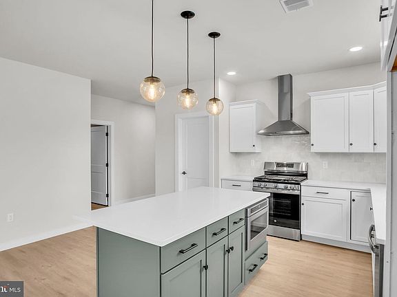 4th image of 141 Bellflower Ave