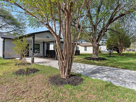 3rd image of 1307 Yorkshire Dr