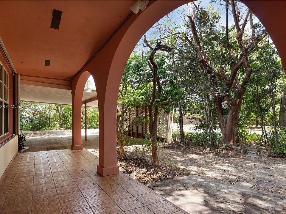 Front entry with 2-car Porte Cochere