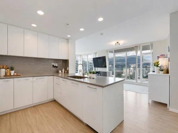 3102 Windsor Gate #2806, Coquitlam, BC V3B 0J3