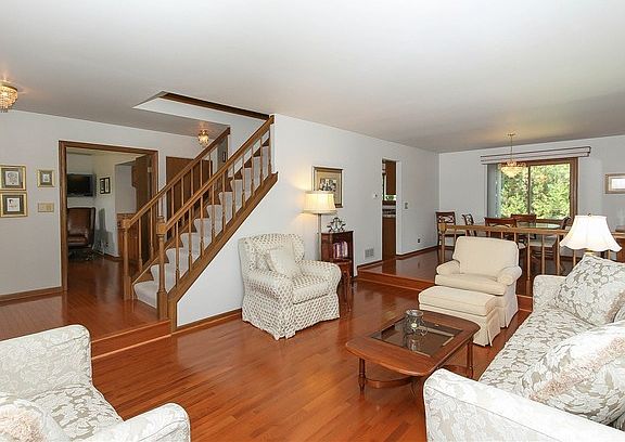 4th image of 704 N Brookdale Dr