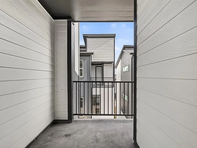 1936 Laverne St — Photo 22