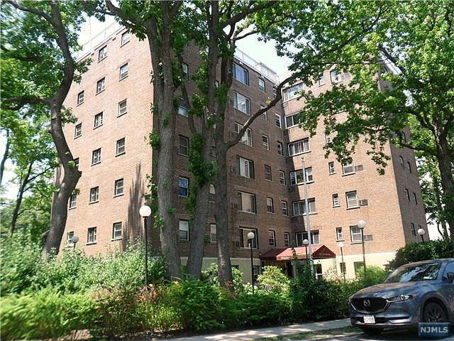 1st image of 2345 Linwood Ave APT 1H