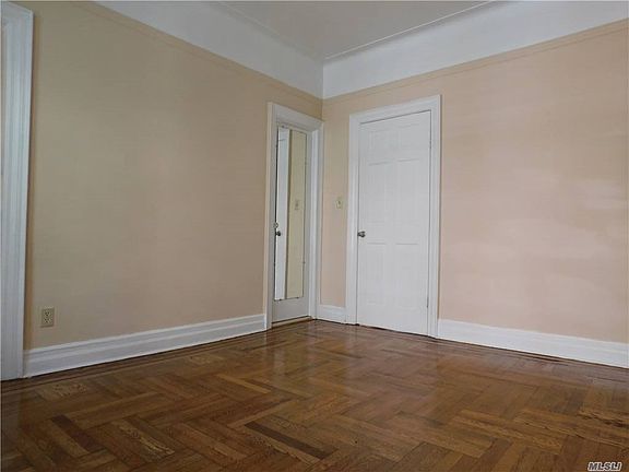 4th image of 3976 52nd St