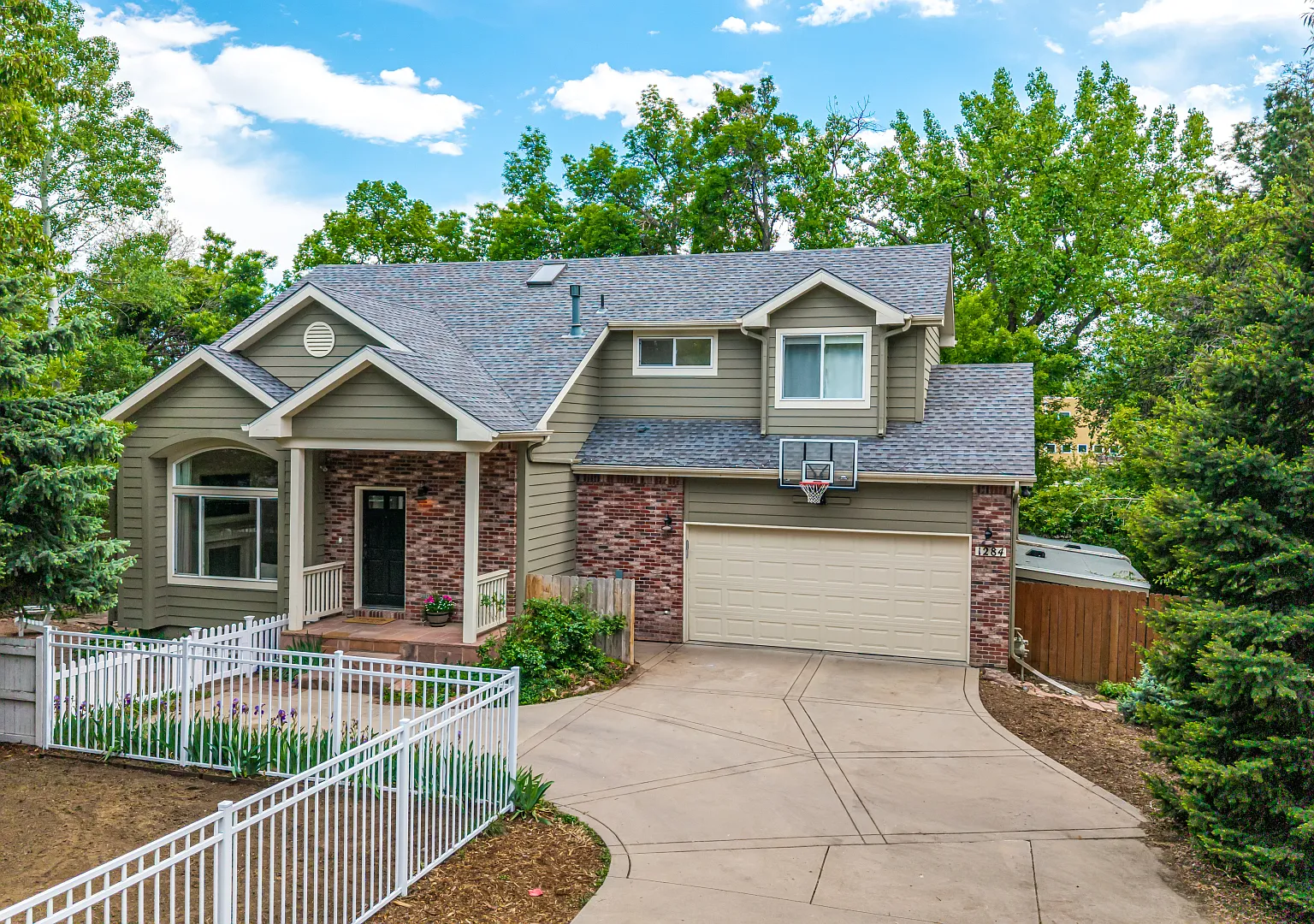 4 bed, 3.5 bath, 2379 sqft, $8,000 — Photo 2