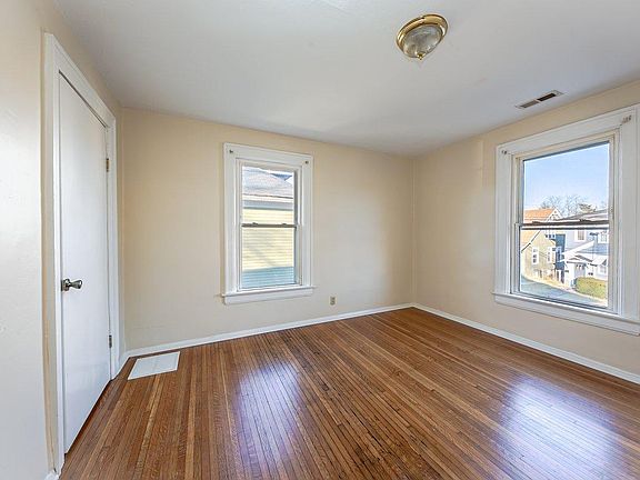 5th image of 305 Eaton Ave Unit B