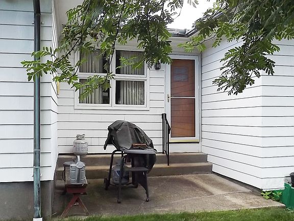 4th image of 12 Belaire Dr