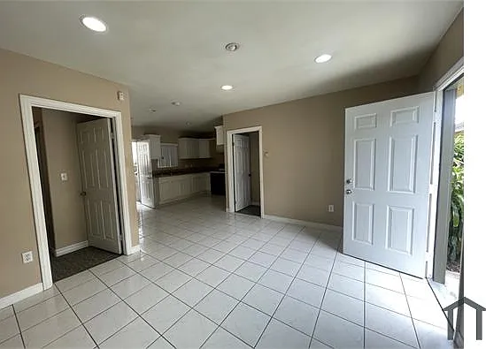2 bed, 700 sqft, $2,300 — Photo 1