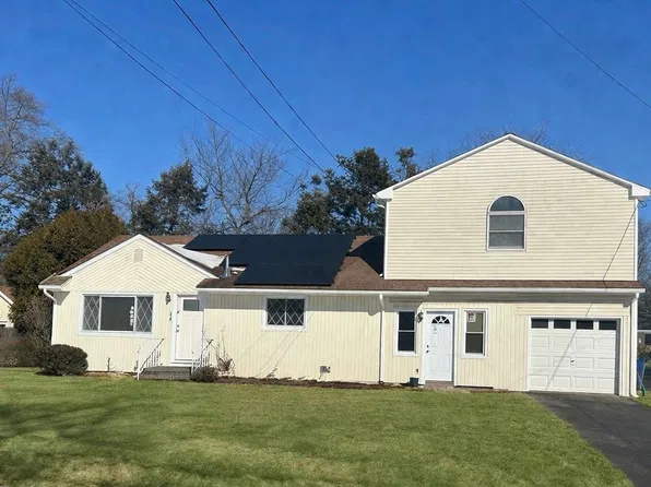 126 Lakeside Dr N, Piscataway, NJ 08854