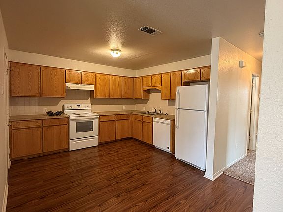 4th image of 503 Manhattan Dr APT B