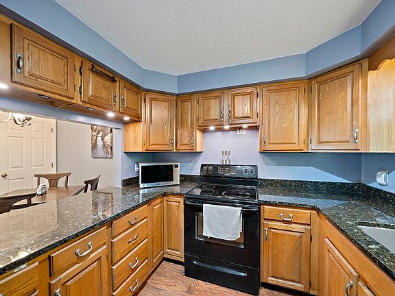4th image of 60 Pattison St #17