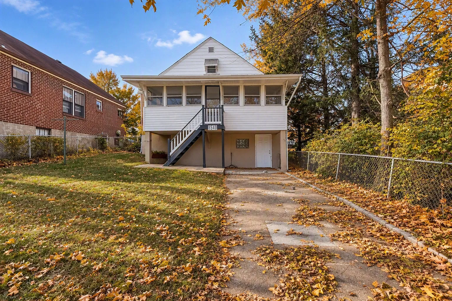 3 bed, 1.0 bath, 1400 sqft, $1,595 — Photo 2