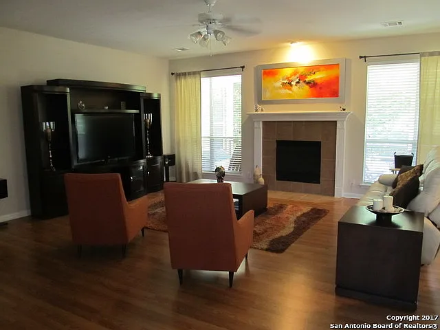 4 bed, 3.5 bath, 3368 sqft, $3,375 — Photo 4
