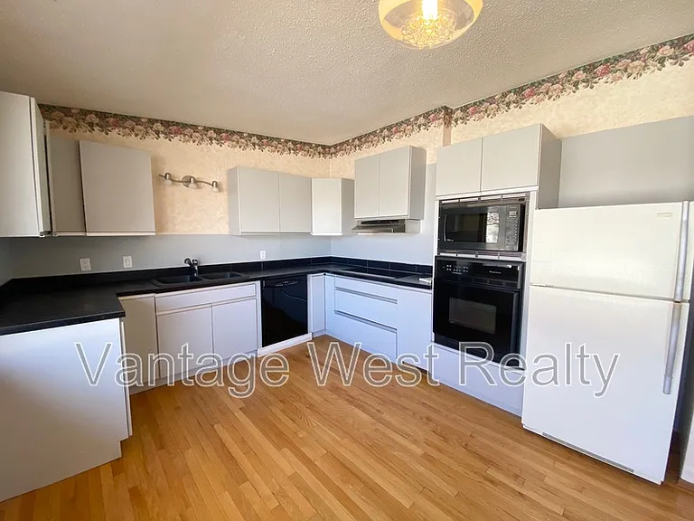 1319 Kelglen Cres #A — Photo 21