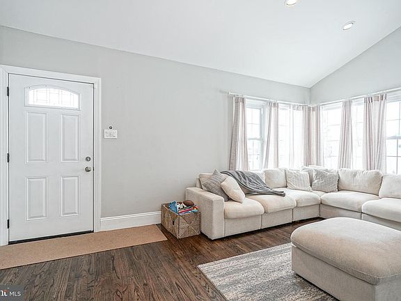 4th image of 405 E Evesham Ave