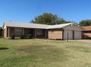 108 Rawlings Dr, Clinton, OK 73601